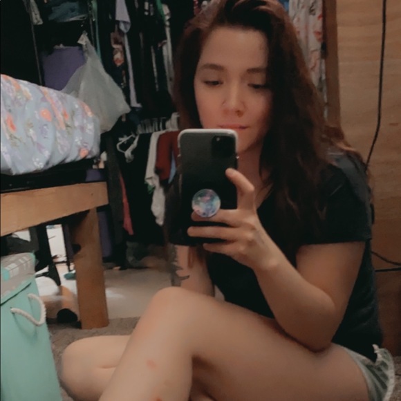 Meet your Posher, Nichole - Picture 2 of 4